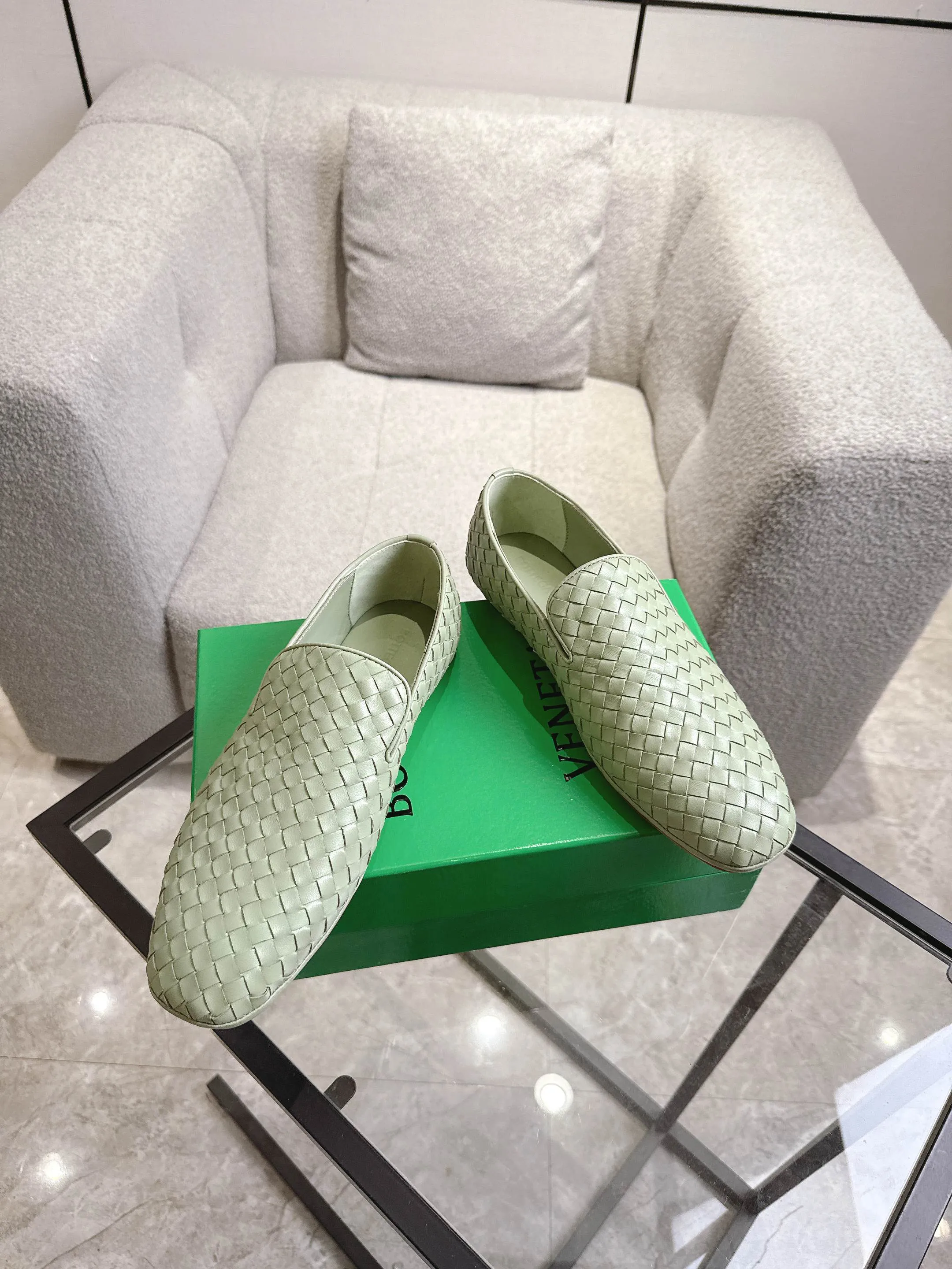 [BV] Top P: 760💰Size for couples: 35-44 (40.41 for women, 38 for men, 45.46.47, custom-made, non-returnable) Bottega Veneta 2025 autumn counter synchronized genuine leather outsole classic woven beanie shoes for couples, Bottega Veneta square-toe flat shoes, imported mixed sheepskin, imported sheep! Leather outsole! [Rose][Rose]! Purely hand-woven and operated, the original board is reproduced one-to-one! quality assurance!